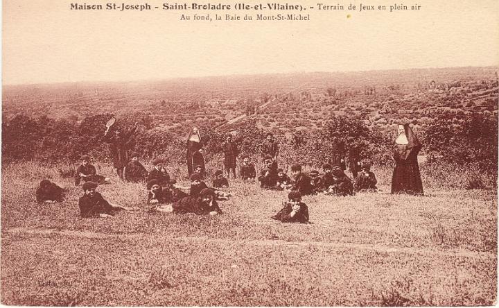 saint-broladre_maison st joseph_terrain de jeux en plein air_au fond la baie de cancale.jpg